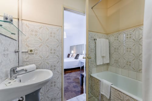 Quartos confortáveis e redecorados no centro de Porto.  Wi-fi gratuito.