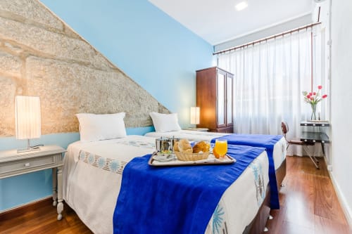 Quartos confortáveis e redecorados no centro de Porto.  Wi-fi gratuito.