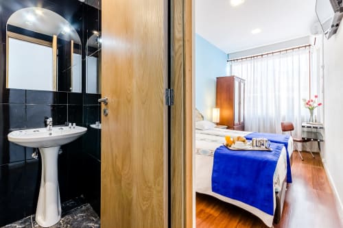 Quartos confortáveis e redecorados no centro de Porto.  Wi-fi gratuito.