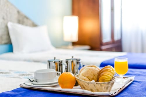 Comfortable and redecorated rooms in the center of Porto. Bar, breakfast, free wi-fi.