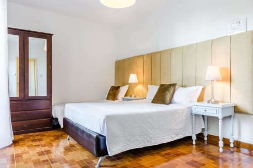 Comfortable and redecorated rooms in the center of Porto. Bar, breakfast, free wi-fi.