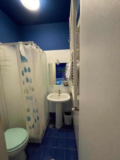 Bagno moderno nella Blue Room dell'AD Trastevere Guest House di Roma con doccia, lavandino e WC