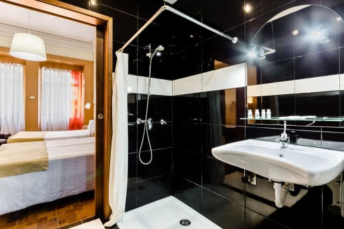 Comfortable and redecorated rooms in the center of Porto. Bar, breakfast, free wi-fi.