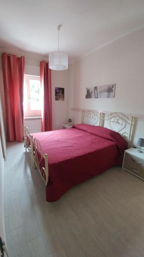 Camera matrimoniale B&B I Portici con TV, armadio e bagno privato - vicino a B&B Villa Bella, B&B Stadio e B&B Lido Azzurro a Catanzaro, Calabria.