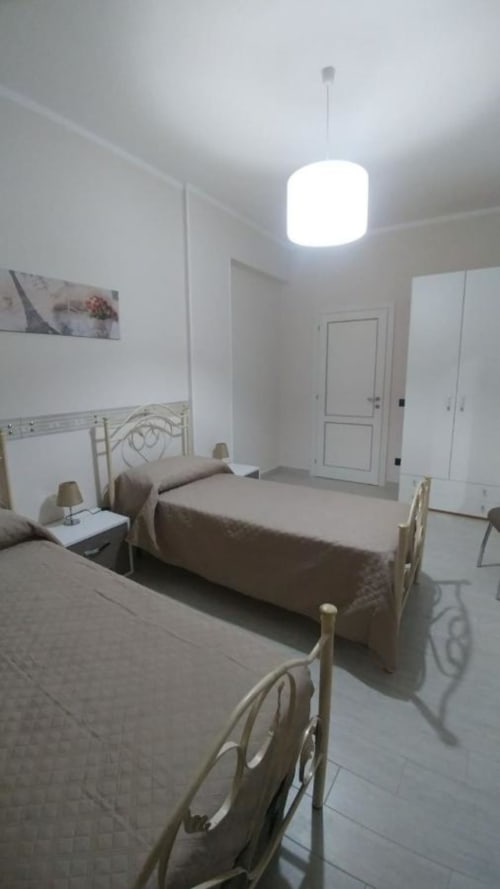 Camera doppia B&B I Portici con TV, armadio e bagno privato - vicino a B&B Villa Bella, B&B Stadio e B&B Lido Azzurro a Catanzaro, Calabria.
