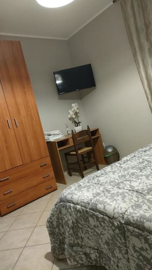 Conchiglia| Camera matrimoniale B&B Lido Azzurro, con TV, armadio e bagno privato - vicino a B&B I Portici, B&B Stadio e B&B Villa Bella a Catanzaro, Calabria.