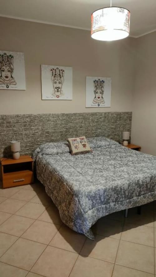 Cavalluccio Marino| Camera matrimoniale B&B Lido Azzurro, con TV, armadio e bagno privato - vicino a B&B I Portici, B&B Stadio e B&B Villa Bella a Catanzaro, Calabria.