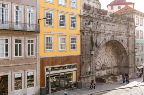 Accommodations in Porto- air conditioned, fully equipped- private bathroom with shower and hair dryer. 
