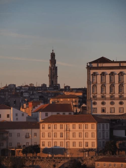 Accommodations in Porto- air conditioned, fully equipped- private bathroom with shower and hair dryer. 