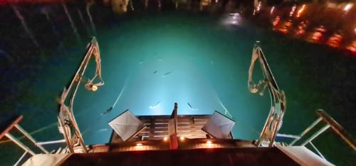 Location insolite sur un bateau habitable avec éclairages sous-marin dans le port de Banyuls-sur-Mer.