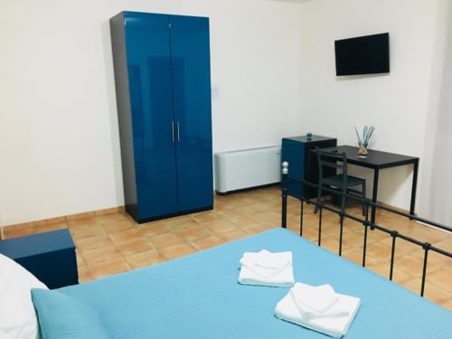 Camera matrimoniale per 2. Armadio, scrivania e minifrigo - B&B Tramonti d'aMare a Marsala, provincia di Trapani, Sicilia.