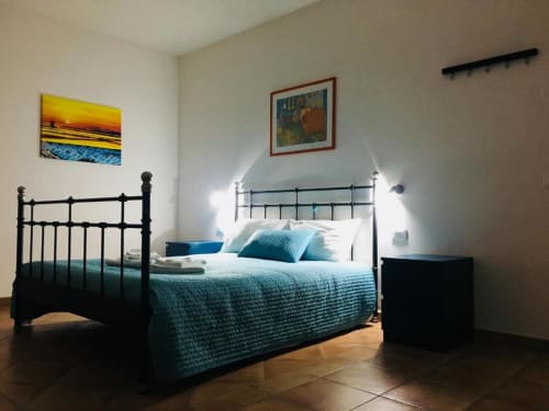 Camera matrimoniale per 2. Bagno privato con doccia  e asciugamani - B&B Tramonti d'aMare a Marsala, provincia di Trapani, Sicilia.