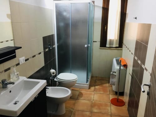 Bagno camera matrimoniale con doccia, bidet e asciugamani - B&B Tramonti d'aMare a Marsala, provincia di Trapani, Sicilia.