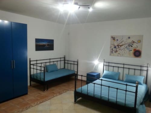 Camera tripla con un letto matrimoniale e un letto singolo. Bagno privato con doccia - B&B Tramonti d'aMare a Marsala, provincia di Trapani, Sicilia.