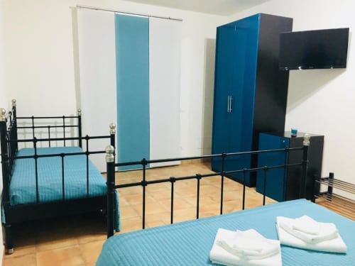 Camera tripla con un letto matrimoniale e un letto singolo. Minifrigo e armadio - B&B Tramonti d'aMare a Marsala, provincia di Trapani, Sicilia.