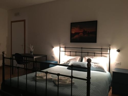 Camera tripla con un letto matrimoniale e un letto singolo. Bagno privato con doccia e asciugamani - B&B Tramonti d'aMare a Marsala, provincia di Trapani, Sicilia.