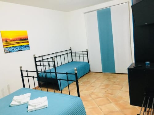 Camera tripla con un letto matrimoniale e un letto singolo. Aria condizionata e scrivania - B&B Tramonti d'aMare a Marsala, provincia di Trapani, Sicilia.