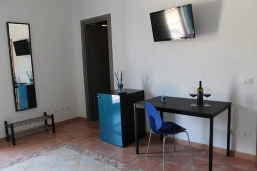 Camera tripla con un letto matrimoniale e un letto singolo. Minifrigo e scrivania - B&B Tramonti d'aMare a Marsala, provincia di Trapani, Sicilia.