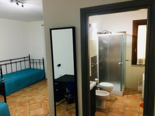 Bagno camera tripla con doccia, bidet e asciugamani - B&B Tramonti d'aMare a Marsala, provincia di Trapani, Sicilia.