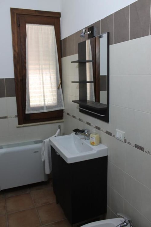 Bagno camera tripla con doccia, bidet e asciugamani - B&B Tramonti d'aMare a Marsala, provincia di Trapani, Sicilia.