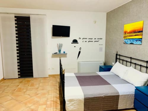 Monolocale con cucina attrezzata, camera da letto e bagno privato - B&B Tramonti d'aMare a Marsala, provincia di Trapani, Sicilia.