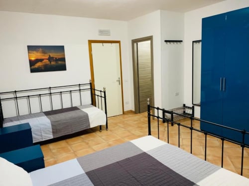 Monolocale per 3 con camera da letto. Un letto matrimoniale e un letto singolo. Aria condizionata e armadio - B&B Tramonti d'aMare a Marsala, provincia di Trapani, Sicilia.