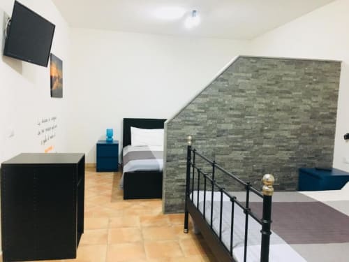 Camera familiare per 4 con letto matrimoniale e 2 letti singoli. Bagno privato con doccia. Televisione e minifrigo - B&B Tramonti d'aMare a Marsala, provincia di Trapani, Sicilia.