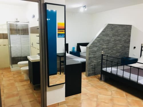 Camera familiare per 4 con letto matrimoniale e 2 letti singoli. Bagno privato con doccia e asciugamani - B&B Tramonti d'aMare a Marsala, provincia di Trapani, Sicilia.