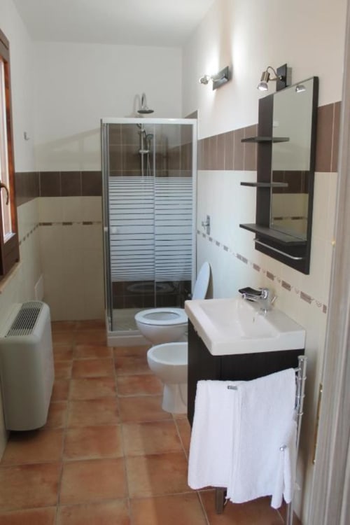 Bagno privato camera familiare per 4 con doccia, bidet e asciugamani - B&B Tramonti d'aMare a Marsala, provincia di Trapani, Sicilia.