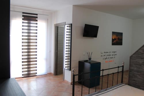 Camera familiare per 4 con letto matrimoniale e 2 letti singoli. Bagno privato con doccia - B&B Tramonti d'aMare a Marsala, provincia di Trapani, Sicilia.