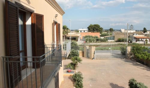 Balcone camera familiare per 4 con letto matrimoniale e 2 singoli. Bagno privato con doccia - B&B Tramonti d'aMare a Marsala, provincia di Trapani, Sicilia.