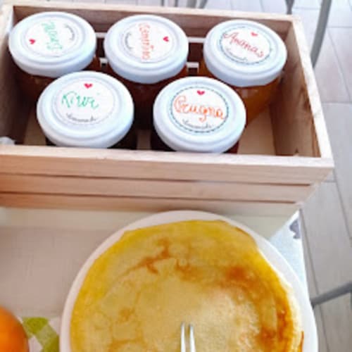 Breakfast included and jams, service of B&B Pontemare in Collemarino, Ancona, Marche. Modern hospitality and comfort.