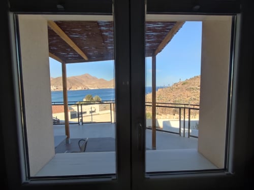 Vista desde el balcón del apartamento en El Faro De Los Genoveses mostrando el mar y las colinas de Almería