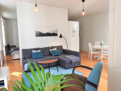 Apartment 2.1. One bedroom apartment with Sofa bed in livingroom. Suitable for 4 persons. Including balcony. Located in historic center of Porto. At walking distance to most sceneries. Fully equipped kitchen with stove, oven, dishwasher, water cooker and Nespresso coffee machine (pads included). Cooling and heating by AC- Split unit.