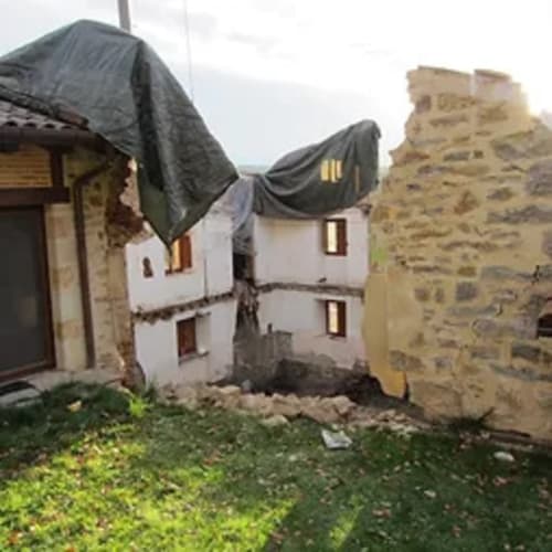 Edificios de piedra Casa Lafuente con muros encalados y tejados oscuros en Lukiano, Araba, España