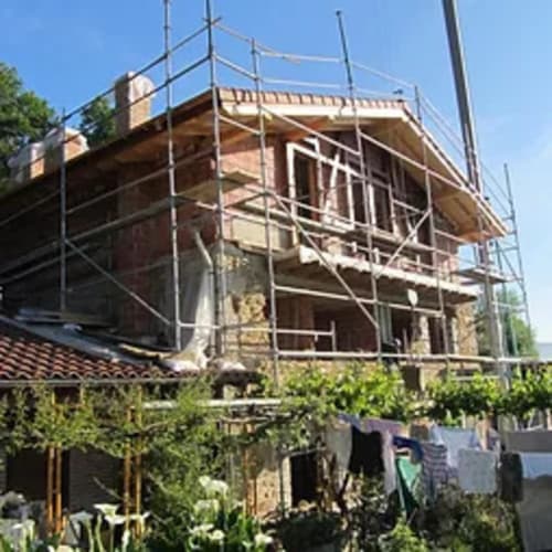 Casa Lafuente en renovación con andamios en Lukiano, Araba, España. Edificio histórico en obras de construcción