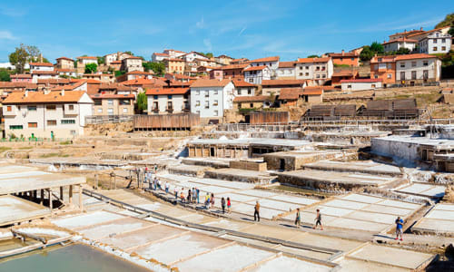Estanques de sal de Salinas de Añana con edificios tradicionales en Lukiano, Araba, España