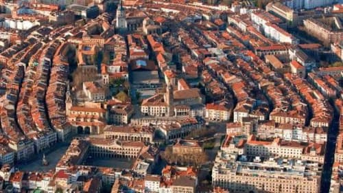 Vista aérea del centro histórico de Laguardia con sus edificios de tejados rojos en Araba, España