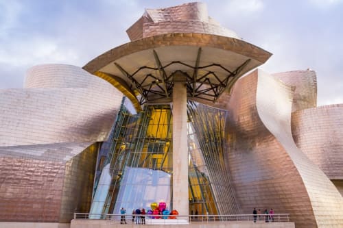 Exterior moderno del museo de titanio con arquitectura curva cerca de Bilbao, País Vasco