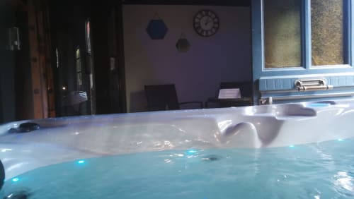 Cozy Private Jacuzzi - Au Repos de la Licorne, Bed and Breakfast in Gommegnies. Immerse yourself in the comfort of our illuminated indoor jacuzzi, offering a cozy and relaxing atmosphere. The ideal wellness space for your stay at Le Repos de la Licorne, your bed and breakfast in Gommegnies, Avesnois.