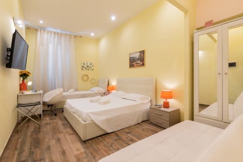 Scala Garden intero appartamento| Per 12 persone con cinque camere da letto, quattro bagni, cucina moderna, soggiorno e bellissimo giardino con patio - Scala Garden Apartments nel centro di Firenze, Toscana.