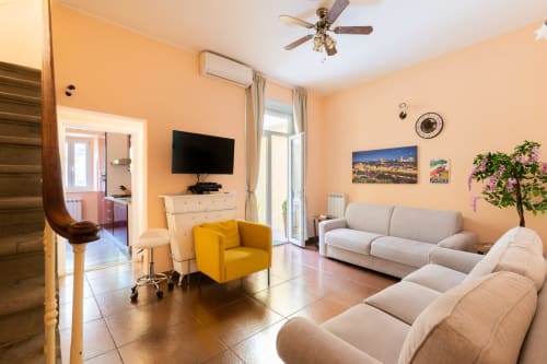 Scala Garden intero appartamento| Per 12 persone con cinque camere da letto, quattro bagni, cucina moderna, soggiorno e bellissimo giardino con patio - Scala Garden Apartments nel centro di Firenze, Toscana.
