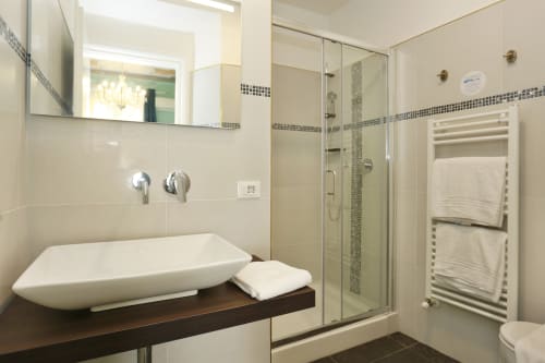 Scala Garden intero appartamento| Per 12 persone con cinque camere da letto, quattro bagni, cucina moderna, soggiorno e bellissimo giardino con patio - Scala Garden Apartments nel centro di Firenze, Toscana.