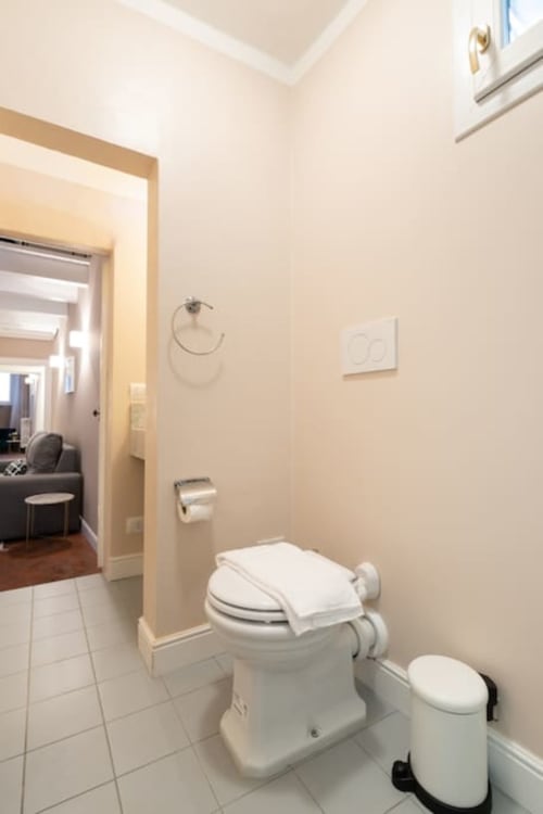 Scala Garden Borgo Pinti 2| Per 4 persone con letto matrimoniale, bagno privato, piccola cucina attrezzata e soggiorno - Scala Garden Apartments nel centro di Firenze, Toscana.