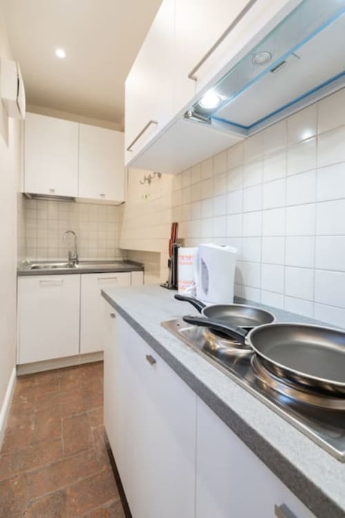 Scala Garden Borgo Pinti 2| Per 4 persone con letto matrimoniale, bagno privato, piccola cucina attrezzata e soggiorno - Scala Garden Apartments nel centro di Firenze, Toscana.