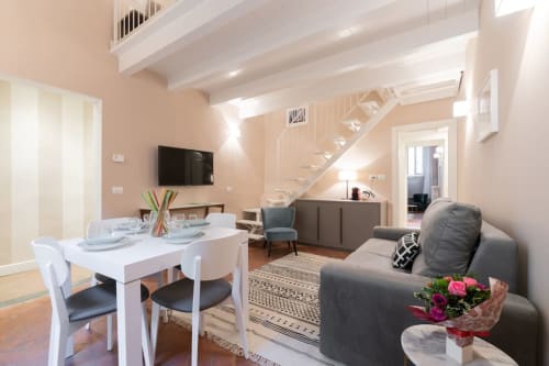 Scala Garden Borgo Pinti 2| Per 4 persone con letto matrimoniale, bagno privato, piccola cucina attrezzata e soggiorno - Scala Garden Apartments nel centro di Firenze, Toscana.