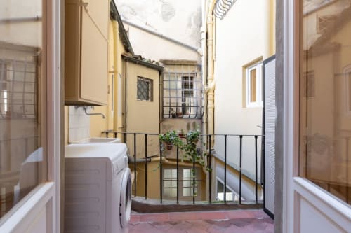 Scala Garden Borgo Pinti 2| Per 4 persone con letto matrimoniale, bagno privato, piccola cucina attrezzata e soggiorno - Scala Garden Apartments nel centro di Firenze, Toscana.