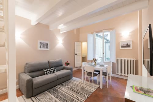 Scala Garden Borgo Pinti 2| Per 4 persone con letto matrimoniale, bagno privato, piccola cucina attrezzata e soggiorno - Scala Garden Apartments nel centro di Firenze, Toscana.