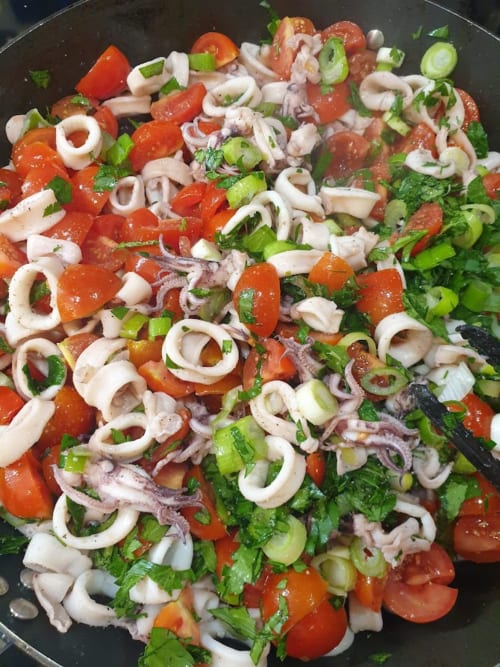 Frischer Tintenfisch- und Meeresfrüchtesalat mit Tomaten und Kräutern in der Villa Thébaïde, Laudun L'Ardoise