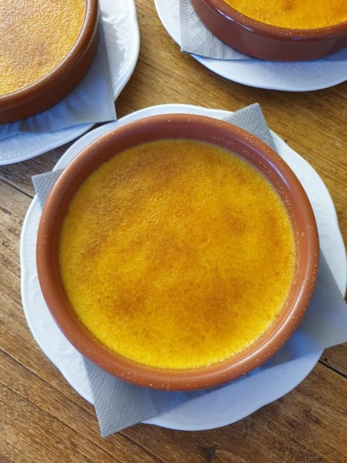 Traditionelle spanische Flan-Desserts in Terrakottagefäßen serviert in der Villa Thébaïde, Laudun L'Ardoise